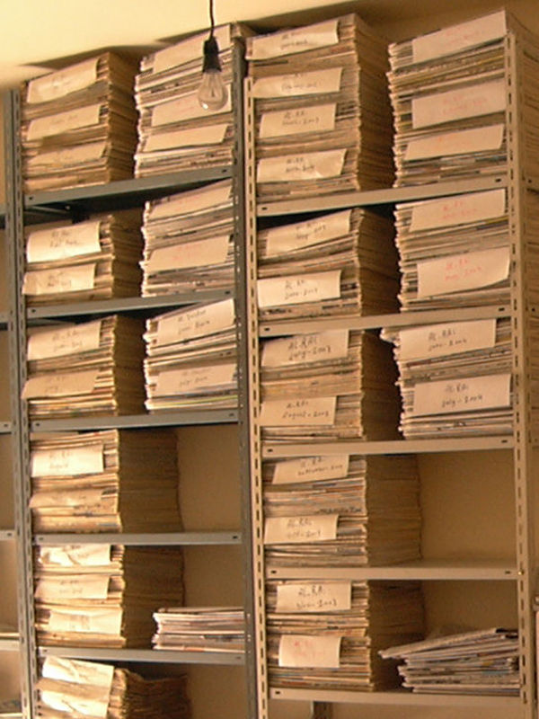 Jordan, Amman: Shaky shelf with old newspapers at the Institut Français (© André Barmasse)